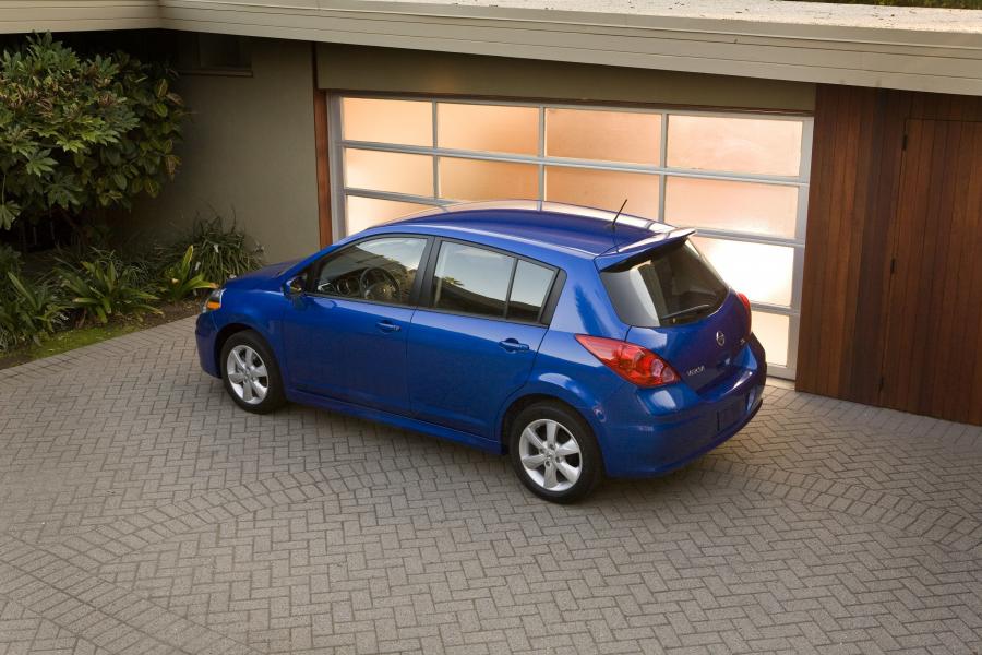  Nissan Versa Hatchback 2010 года  (фото 20 из 30)